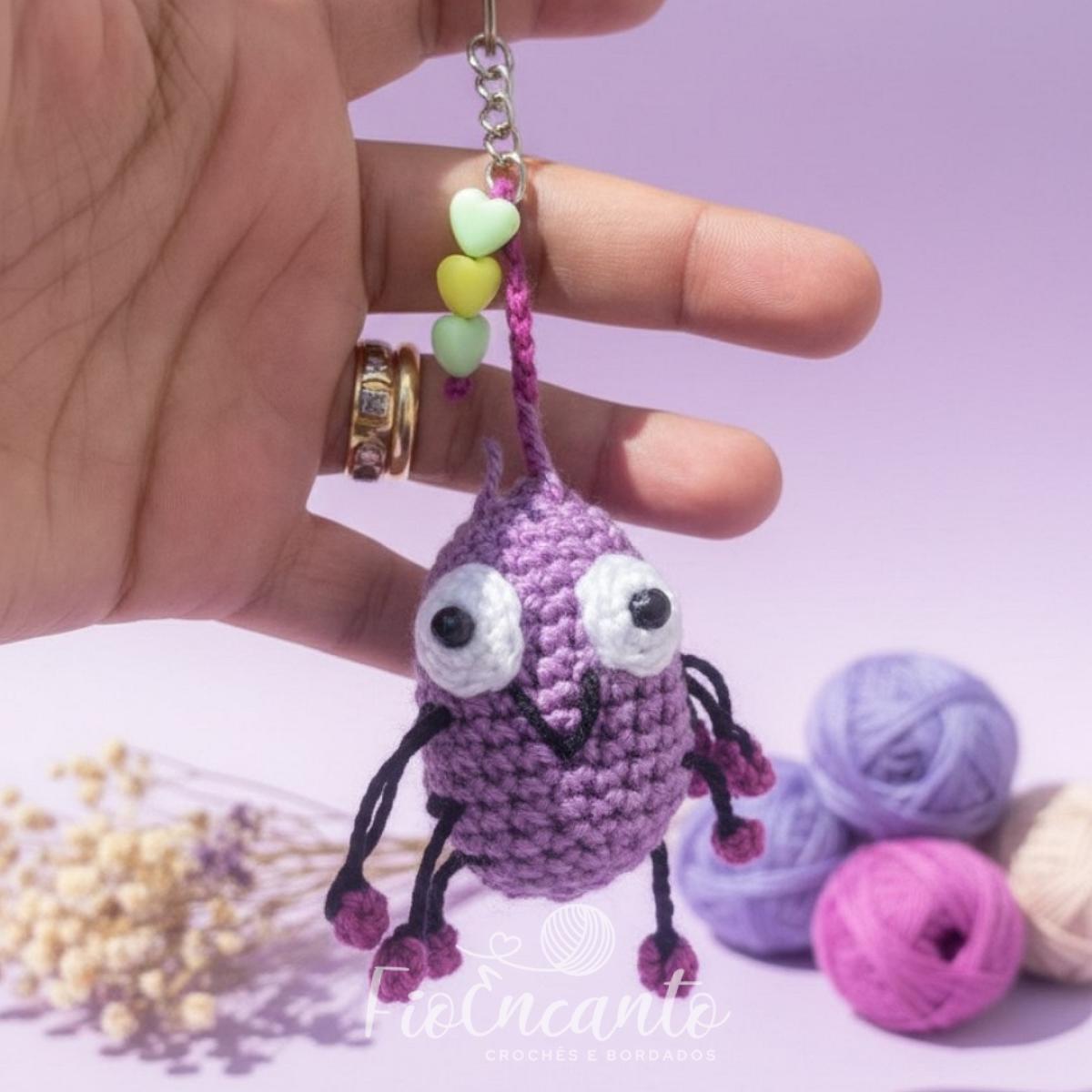 Chaveiro Baratinha Roxa Army – Amigurumi em Crochê Feito à Mão — foto 2