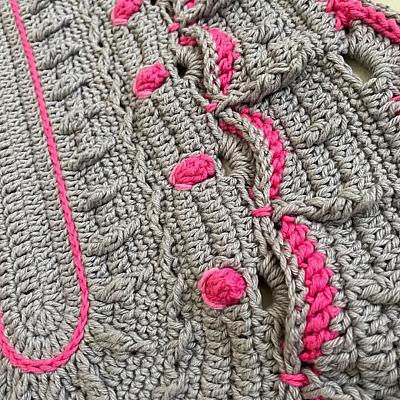 Tapete Oval em Crochê Artesanal – Cinza e Pink Feito à Mão - foto 2