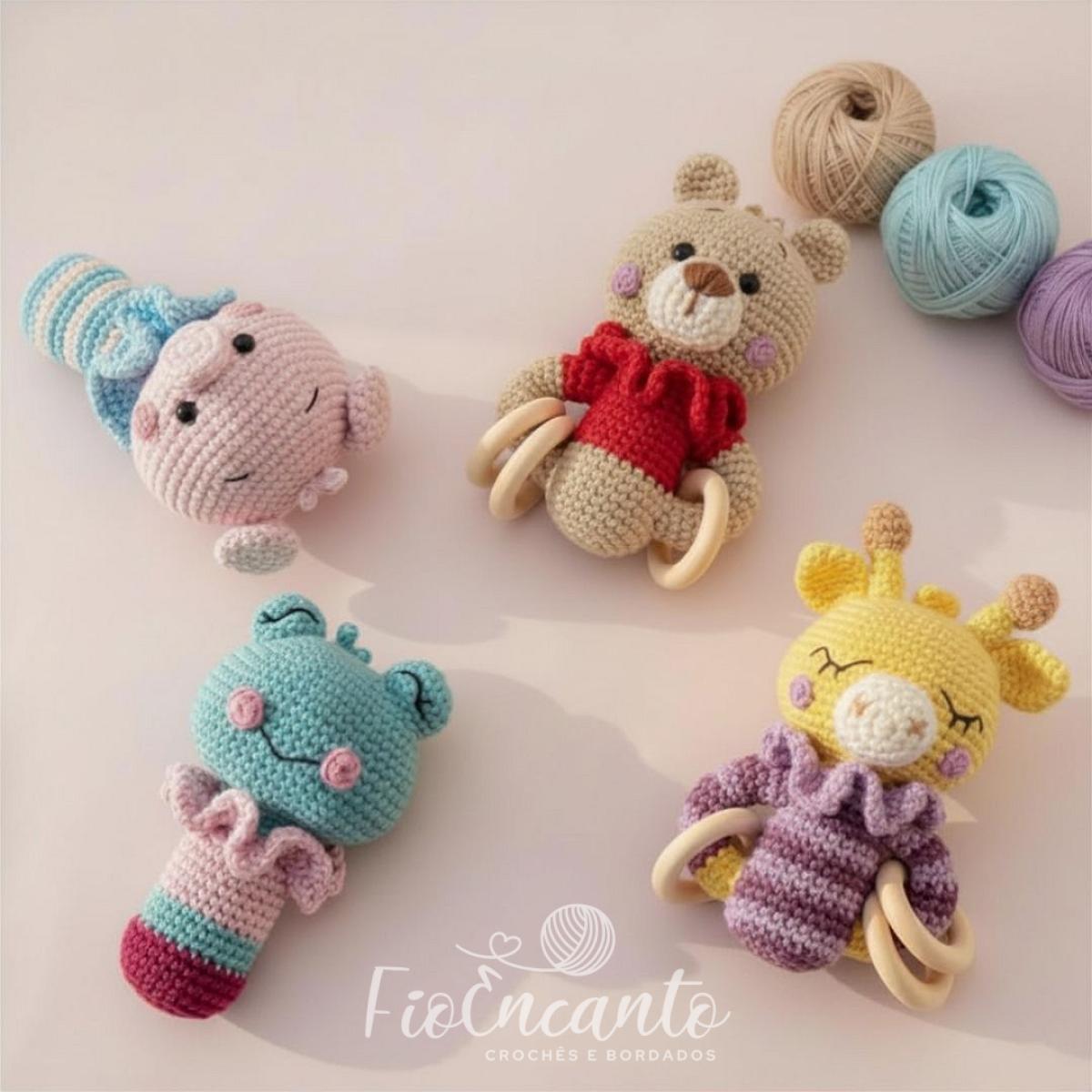 Kit Chocalho Ursinho em Crochê – Brinquedo Artesanal para Bebê com Argola de Madeira — foto 1
