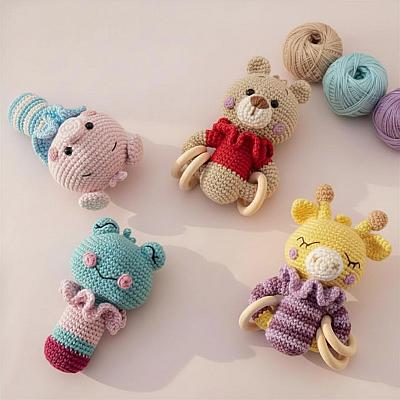 Kit Chocalho Ursinho em Crochê – Brinquedo Artesanal para Bebê com Argola de Madeira