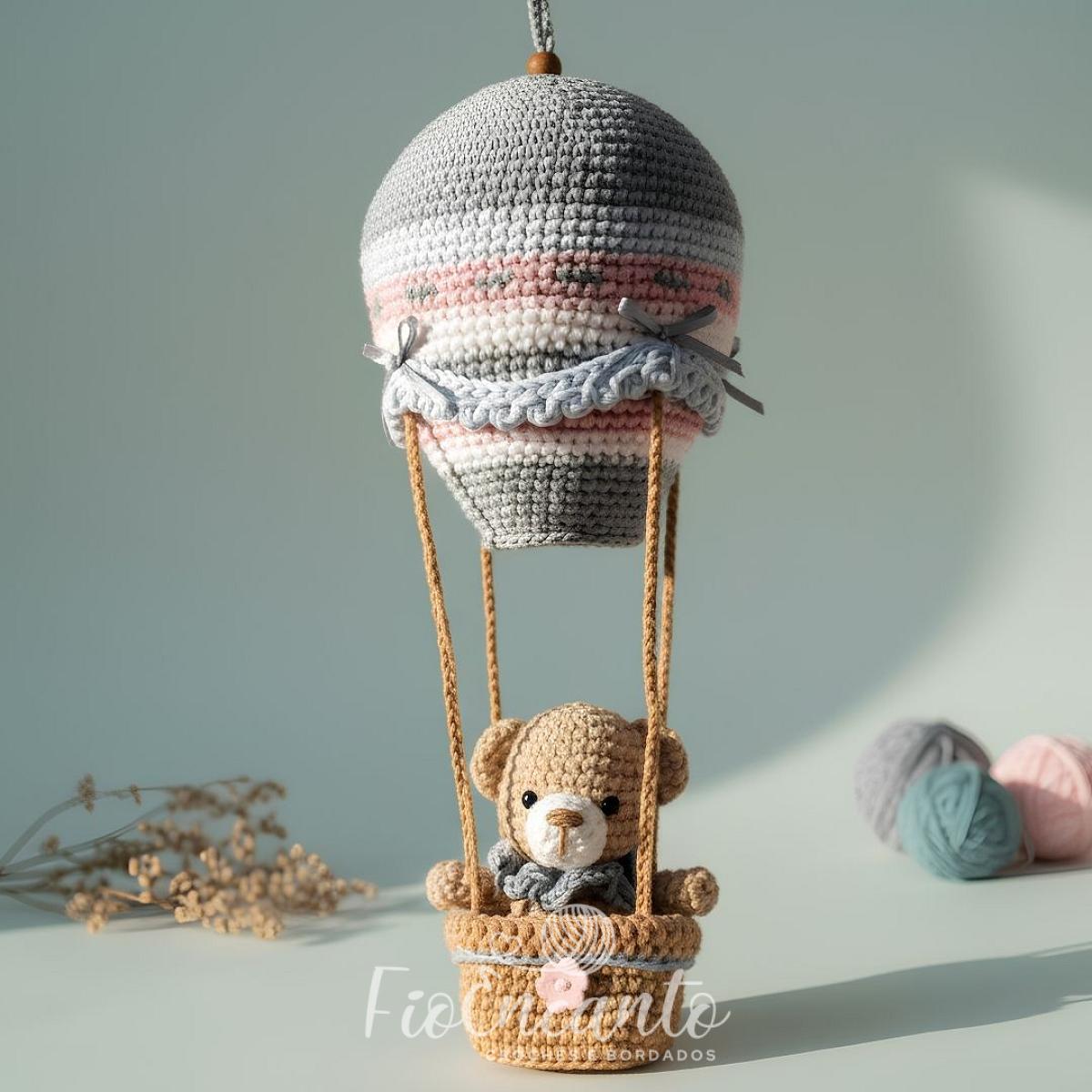 Ursinho no Balão de Ar Quente – Móbile Decorativo em Crochê Artesanal — foto 1