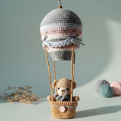 Ursinho no Balão de Ar Quente – Móbile Decorativo em Crochê Artesanal