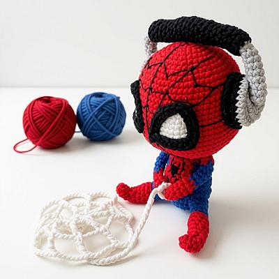 Homem Aranha Amigurumi 20cm Algodão - Teia Fixa Artesanal - foto 2