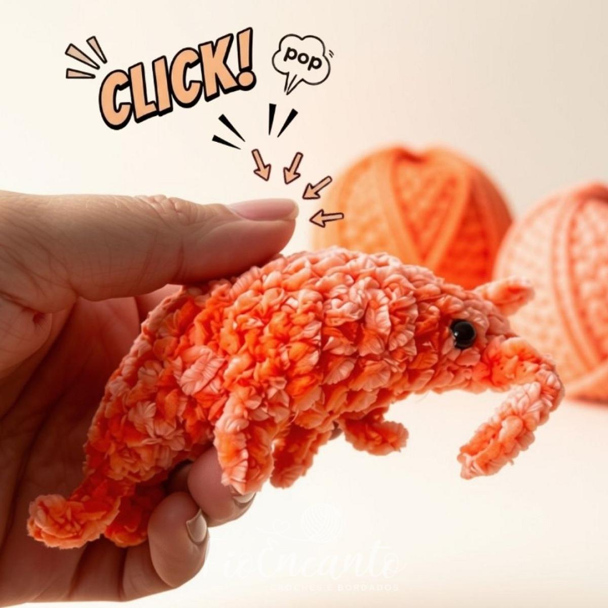 Chaveiro Camarão Amigurumi Sensorial Barulho Tic Tac 12cm — foto 9