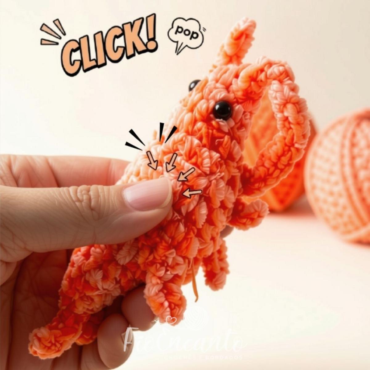 Chaveiro Camarão Amigurumi Sensorial Barulho Tic Tac 12cm — foto 8