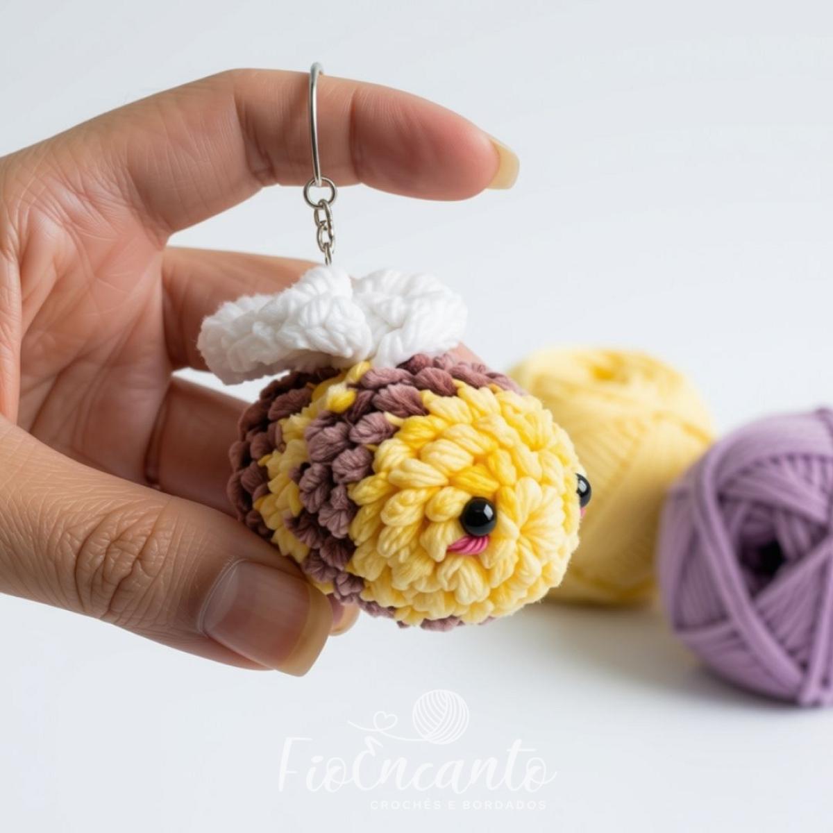 Chaveiro Abelinha Amigurumi em Fio Pelúcia Super Macio e Delicado 6cm — foto 1