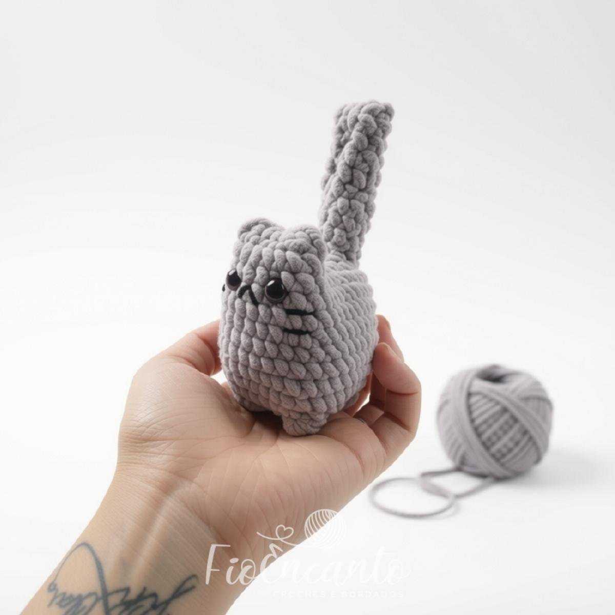 Amigurumi Gatinho Cinza com Rabinho em Pé Charme Artesanal | Fio Encanto — foto 3
